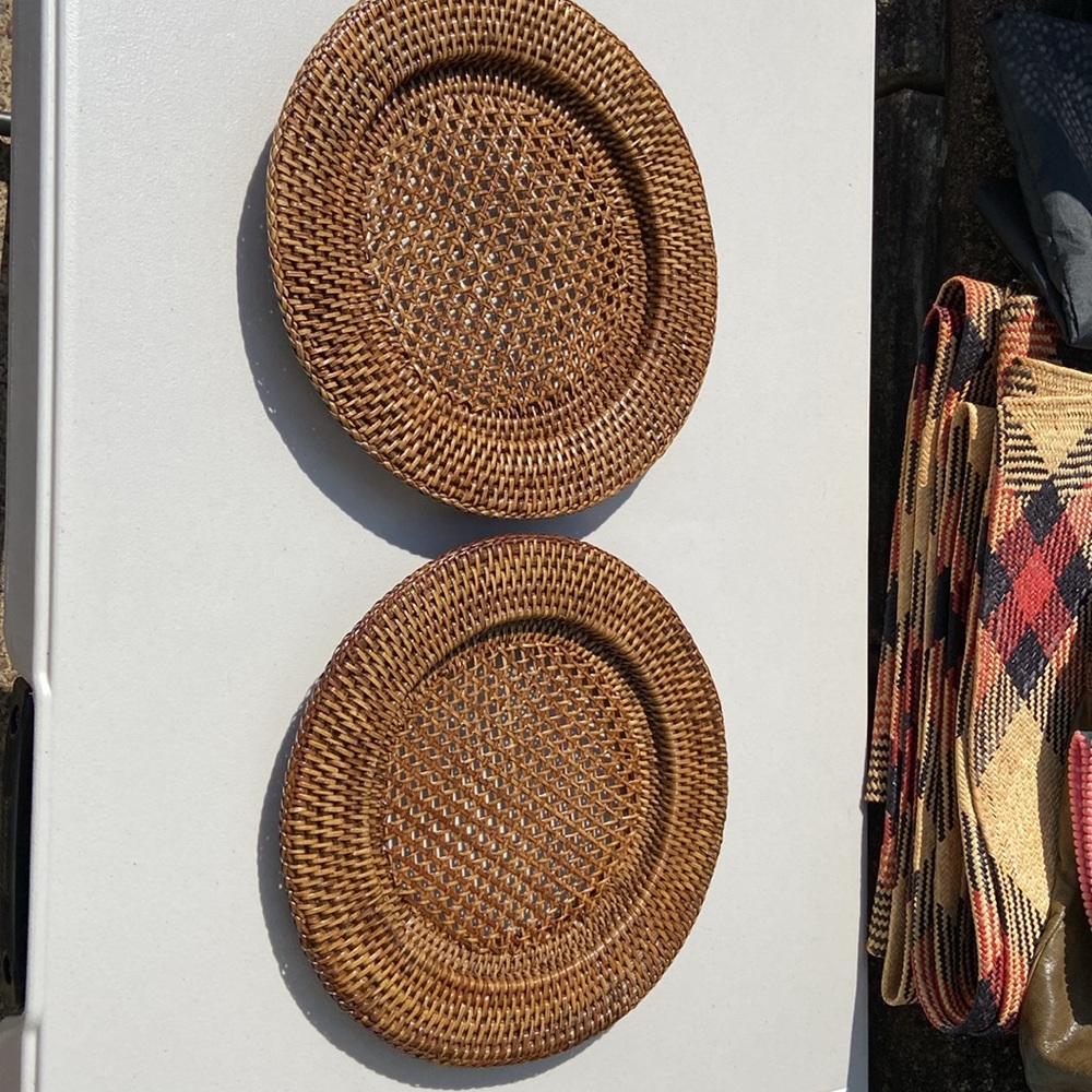 Wicker plate holders